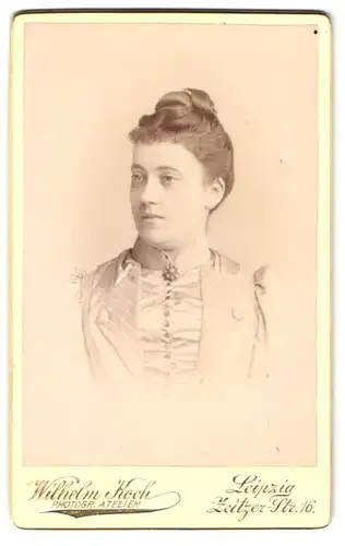 Fotografie Wilhelm Koch, Leipzig, Zeitzer Str. 16, Junge Dame mit hochgestecktem Haar