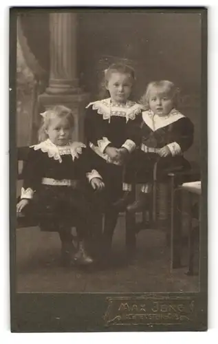 Fotografie Max Jung, Lichtenstein-C. i. S., Zwei Mädchen in Spitzenkleidern mit Geschwisterchen