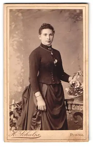 Fotografie H. Schulze, Pirna, Albertstr. 7, Junge Dame in zeitgenössischer Kleidung