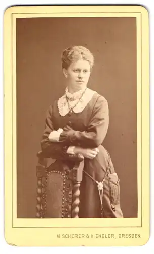 Fotografie M. Scherer & H. Engler, Dresden, Prager-Str. 34, Junge Dame im hübschen Kleid