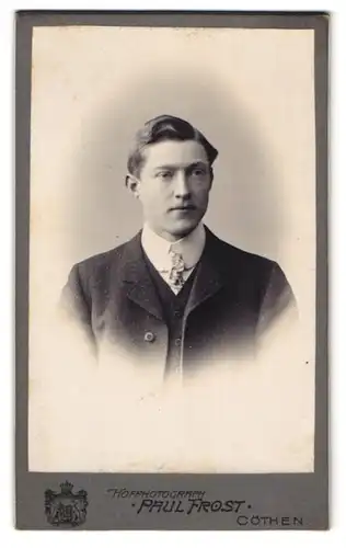 Fotografie Paul Frost, Cöthen, Neustadt 22, Junger Herr im Anzug mit Krawatte