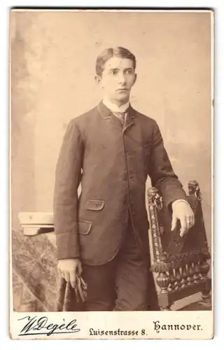 Fotografie W. Degèle, Hannover, Luisenstr. 8, Junger Herr im Anzug mit Krawatte