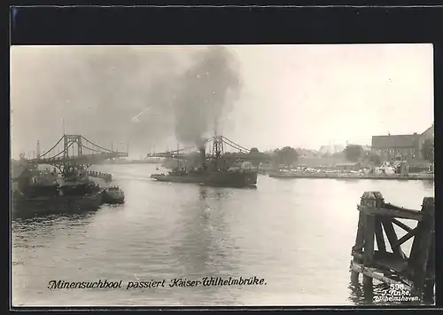 AK Minensuchboot passiert die Kaiser-Wilhelm-Brücke