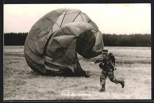 AK Fallschirmjäger der Bundeswehr nach der Landung beim Umlaufen des Fallschirmes