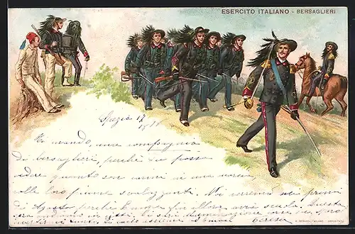 AK Italienische Soldaten mit Federn an den Hüten marschieren über einen Hügel