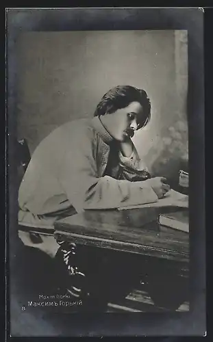 AK Maxim Gorki sitzt am Schreibtisch