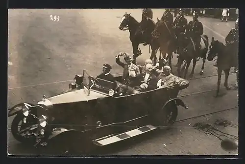 Foto-AK Auto Stoewer D (192?), Vier gut gekleidete Herren im Fahrzeug grüssen die Menge