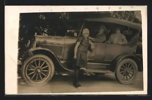Foto-AK Auto Ford T (1926), Mädchen an einem Fahrzeug mit geschlossenem Verdeck, die Eltern darin