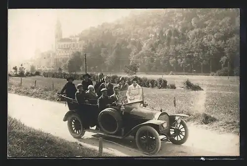 Foto-AK Auto Peugeot (191?), KFZ auf einer Landsrasse, vollbesetzt mit Ausflüglern, Schloss im Hintergrund