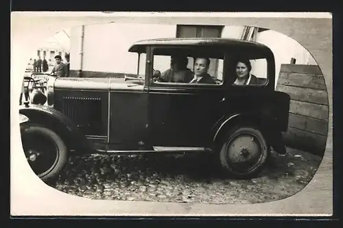 Foto-AK Auto Peugeot 190 (1930 /31), Fahrzeug an einem Haus mit drei Insassen