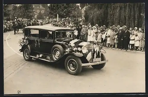 Foto-AK Auto Graham-Paige (1929 /31), Geschmücktes Fahrzeug bei einer Parade