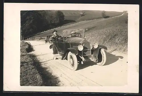 Foto-AK Auto Peugeot 153 (1923), Zwei Männer im schwarzen Fahrzeug auf einer Landstrasse mit Gegenverkehr