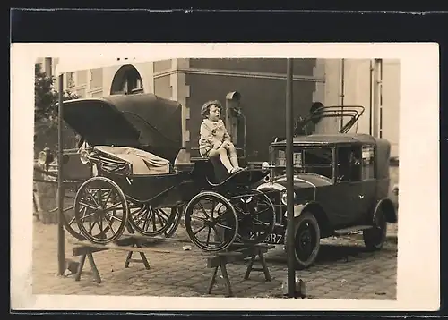 Foto-AK Auto Peugeot 172 RE (1926), Kind auf dem Führersitz einer kleinen Kutsche, dahinter das Fahrzeug