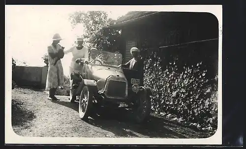 Foto-AK Auto Lion-Peugeot VA (1906), Familie mit Katze an einem KFZ, nachträglich neu karossiert