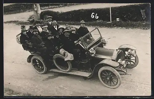 Foto-AK Auto Lorraine-Dietrich (1910), Ausflugsgruppe im vollbesetztes Cabrio auf unbefestigter Strasse