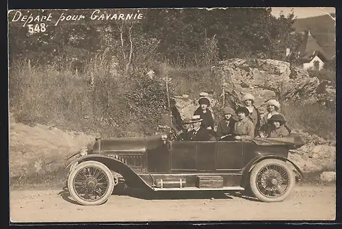 Foto-AK Auto Peugeot (1913), Ausflügler im Cabrio mit dunkler Karosserie an felsiger Böschung