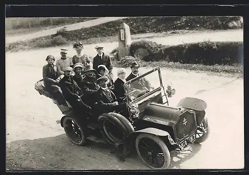 Foto-AK Auto Lorraine-Dietrich (1910), schwarzes KFZ mit Continental-Reifen, vollgepackt mit Ausflüglern