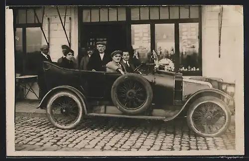 Foto-AK Auto Hurtu (1913 /14), Ausflügler in hrem KFZ vor einem Café