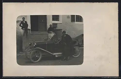 Foto-AK Auto Peugeot 172 (1922), Knabe am Steuer eines kompakten KFZ mit Korb hinten dran, die Mutter daneben