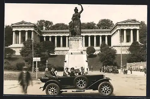 Foto-AK Auto Faun K2 6 /24 (1924 /26), Ausflügler im schwarzen Cabrio vor einem Denkmal
