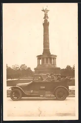 Foto-AK Berlin, Auto Loreley (1913 /14), Ausflügler im Cabrio vor der Siegessäule