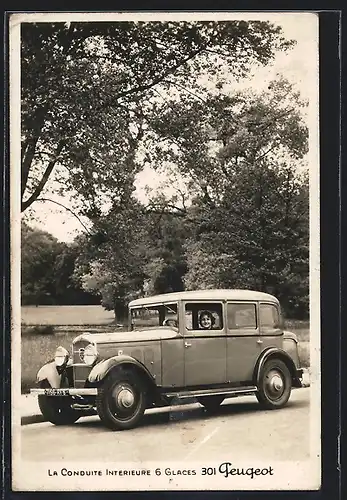Foto-AK Auto Peugeot 301C (1932), Fahrzeug mit heller Karosserie am Strassenrand, Dame am Steuer