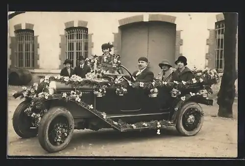 Foto-AK Auto Citroen B2 (1923), Familie im blumengeschmückten Automobil