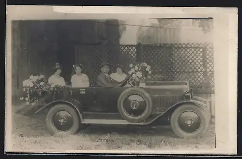 Foto-AK Auto Citroen B2 (1923), Familie in ihrem blumengeschmückten Automobil