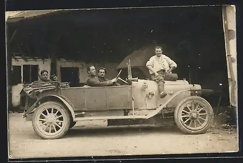 Foto-AK Auto Chenard & Walcker (1915), Drei Männer im Wagen und ein Herr auf der Motorhaube