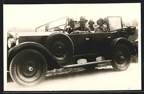 Foto-AK Auto Moon (1923), Vollbesetztes halboffenes KFZ