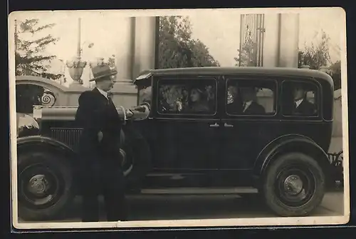 Foto-AK Auto Hupmobile (1928), Junge Dame am Steuer eines Autos und Herren