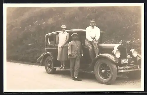 Foto-AK Auto Reo (1927 /28), Paar und Afrikanischer Fahrer vor einem Automobil