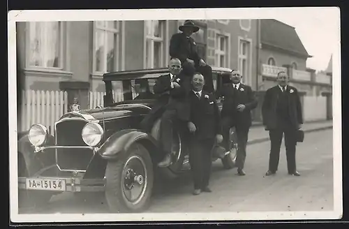 Foto-AK Auto Packard (1928), Feine Herren parken vor einem Wohnhaus