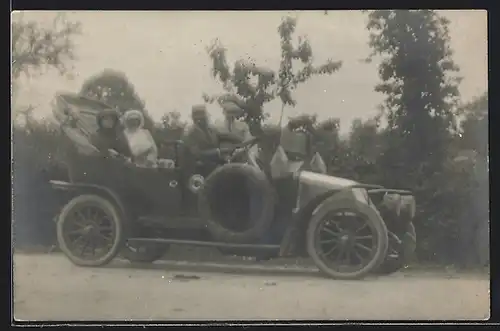 Foto-AK Auto Renault (1910), Zwei Paare fahren gemeinsam auf einen Ausflug