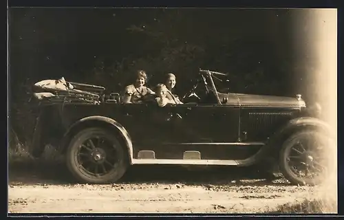Foto-AK Auto Nash (1924 /25), Zwei Damen mit jungem Burschen hinterm Steuer