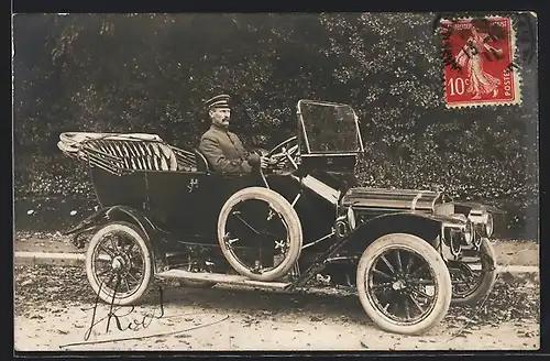 Foto-AK Auto Brasier (1910), Fahrer mit stolzer Haltung am Lenkrad seines KFZ