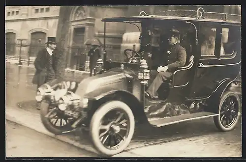Foto-AK Auto Renault (1908 /10), Junge Braut wird chauffiert