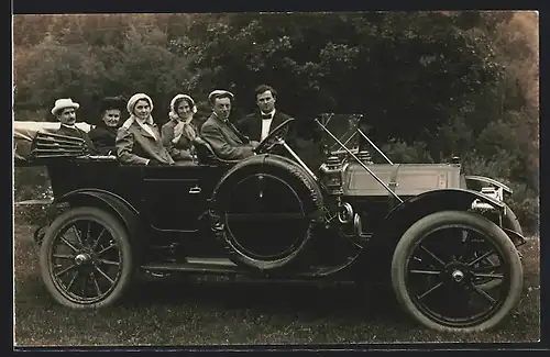 Foto-AK Auto Pope-Hartford (1910 /11), Elegante Damen und feine Herren im KFZ