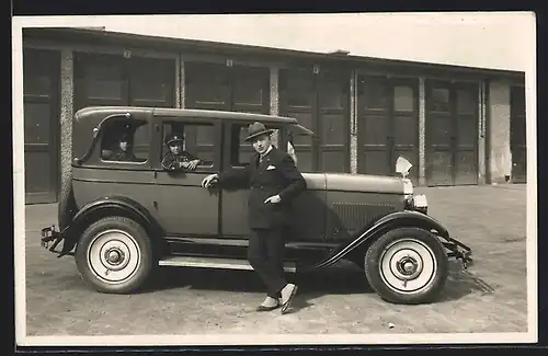 Foto-AK Auto Pontiac (1927), Eleganter Herr im Anzug vor seinem Automobil