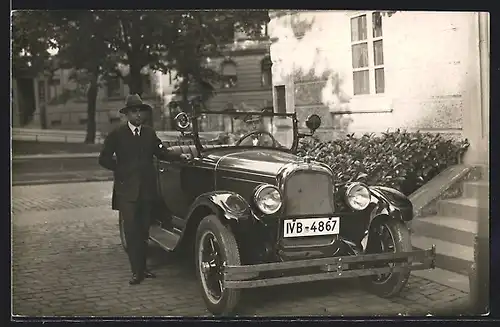 Foto-AK Auto Overland, Mann mit Hut und Fahrer im Fahrzeug mit offenem Verdeck