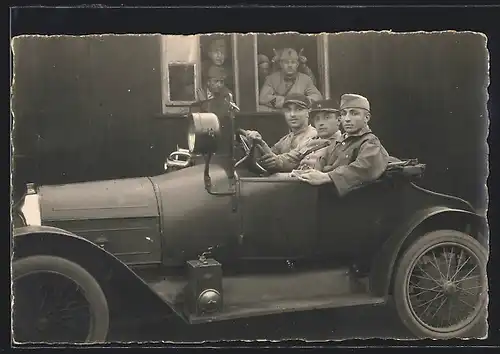 Foto-AK Auto Le Zebre (1914), französische Soldaten in einem Fahrzeug