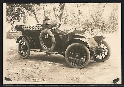 Foto-AK Auto Charron (1910 /11), Fahrer in seinem Wagen