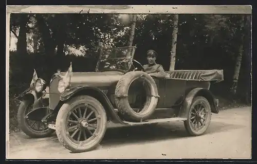 Foto-AK Auto Oldsmobile (1923), Wagen mit kleinen Fähnchen