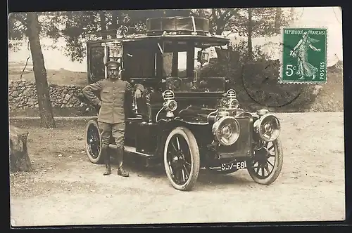 Foto-AK Auto Brasier (1908), Fahrer posiert nebst Fahrzeug