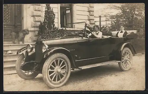 Foto-AK Auto Nash (1922), Drei Frauen im Wagen vor dem Haus