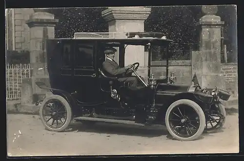 Foto-AK Auto Rolland Pilain (191 ), Mann sitzt am Steuer seines Autos