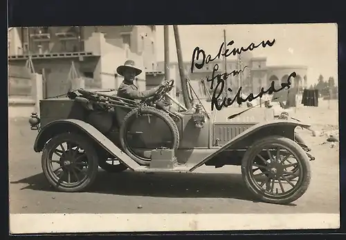 Foto-AK Auto Overland (1912), Junger Mann mit Hut am Steuer seines Wagens