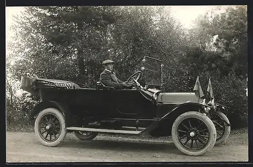 Foto-AK Auto Overland 79 (1914), Mann sitzt am Steuer seines offenen Autos