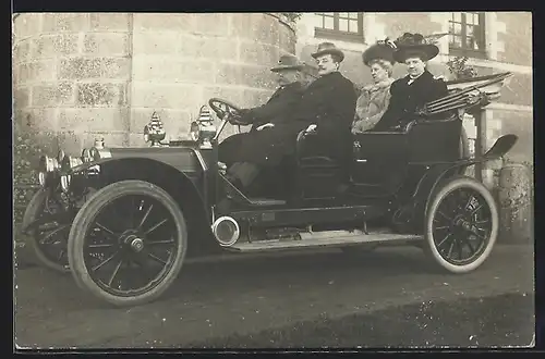 AK Auto Cottin & Desgouttes (1908), Zwei Paare bei einer Ausfahrt im Automobil