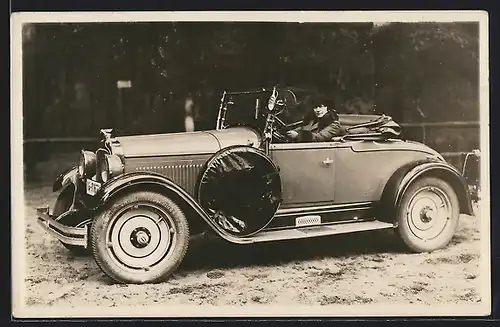 Foto-AK Auto Pontiac Six (1926), Frau am Steuer eines Automobils